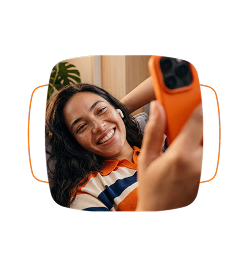 mulher sorrindo olhando para a tela do celular